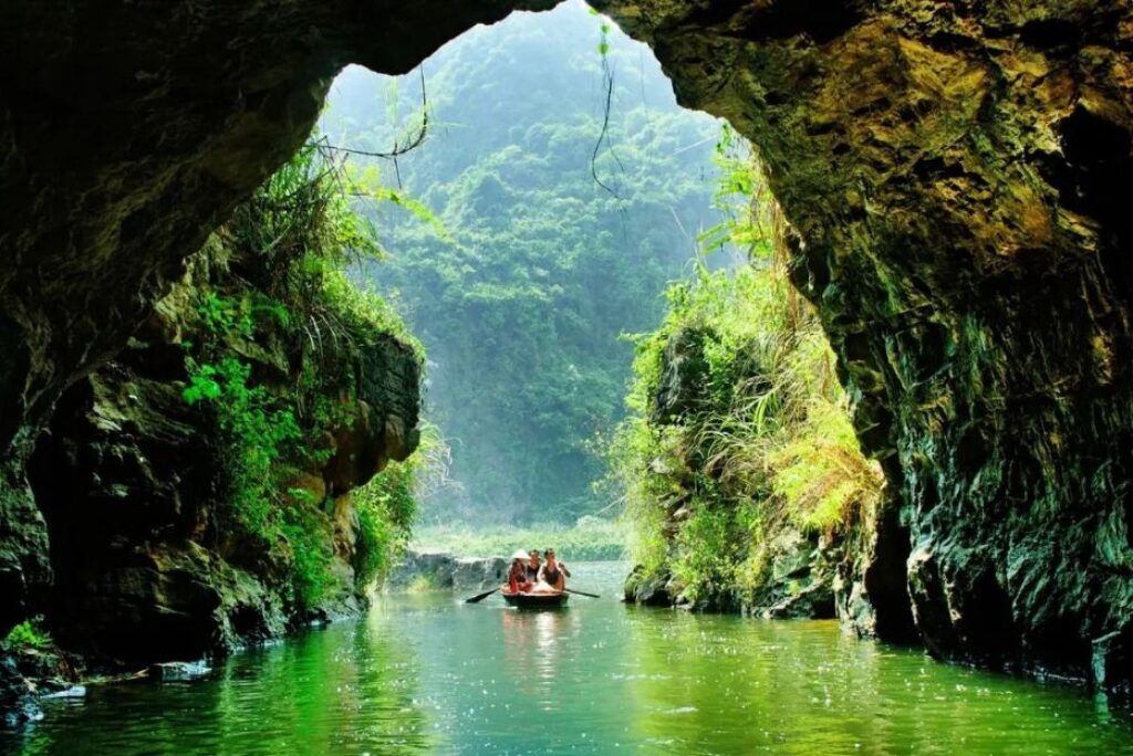 Ninh Binh Boat Tour Guide: Trang An vs Tam Coc
