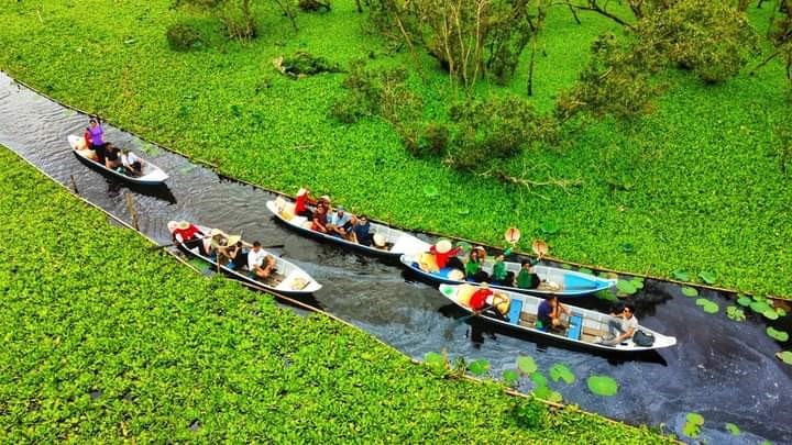 Small rowing boats take you deep into the countryside