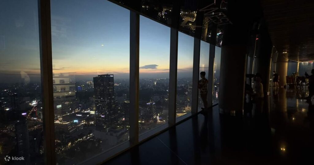 This modern skyscraper offers a panoramic view of the city from its Skydeck.
